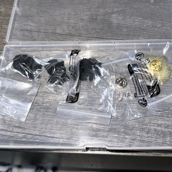 Set of 5 Assorted Enamel Cat Pins - Picture 7 of 7